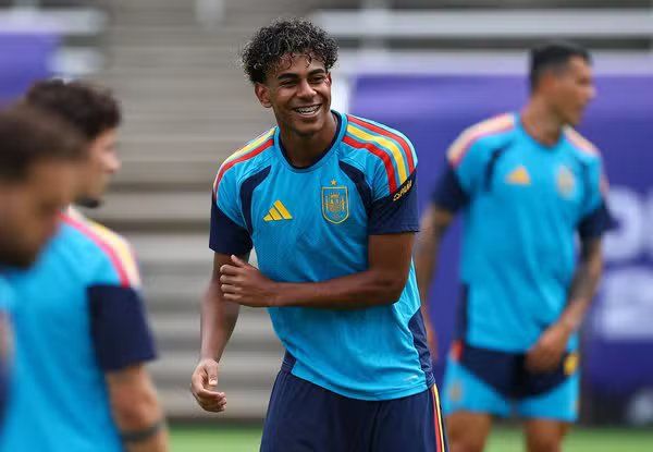 Yamal e Victor Muñoz recebem homenagem em treino da Espanha antes da semifinal