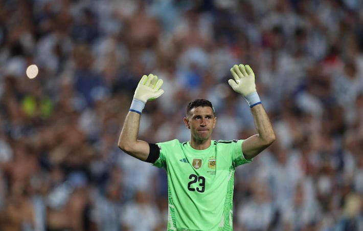 Jornal inglês faz alerta sobre Dibu Martínez e revela 10 estratégias usadas pelo goleiro argentino