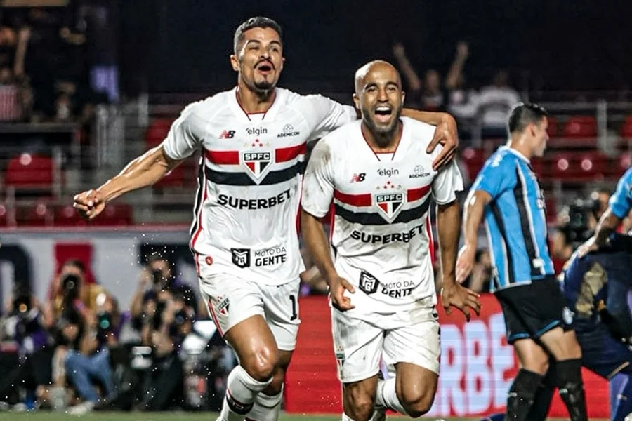 São Paulo vence Grêmio e assume liderança do Campeonato Brasileiro
