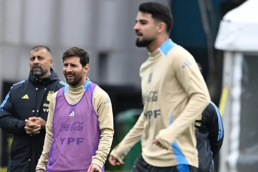 Flaco López revela que Messi pergunta bastante sobre o Palmeiras.
