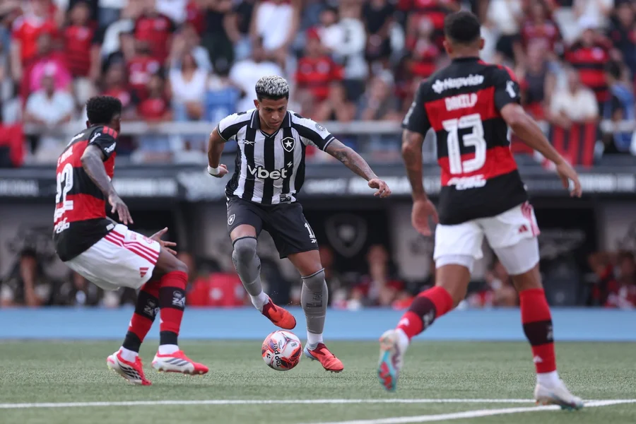 Flamengo vence Botafogo e garante vaga para semifinal do Carioca